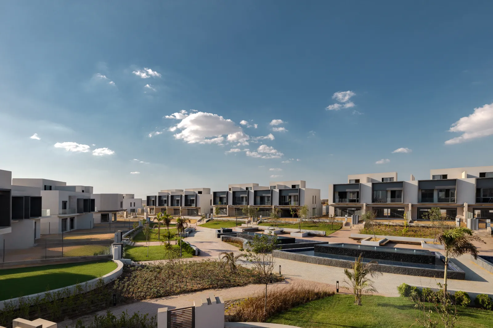 club-walk-new-sphinx-04-townhouses-green Club Walk New Sphinx, LaManga townhouses and gardens